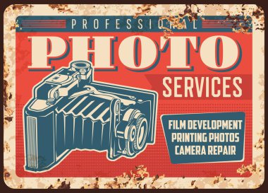 Fotoğraf makinesi fotoğraf stüdyosu metal plaka paslı ya da klasik poster, vektör. Fotoğraf stüdyosu hizmetleri, film yapımı, fotoğraf baskısı ve kamera tabelası veya paslı metal plaka.