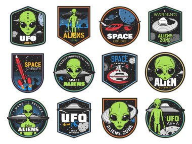 Uzaylılar, UFO alanı ve uzay mekikleri vektör retro simgeleri. Yeşil derisi ve kocaman gözleri olan dünya dışı bir varlık. Uzay gemisi ile uzay keşif etiketleri dış evrende, uzay tabakları yıldızlı gökyüzünde, yabancı bölge