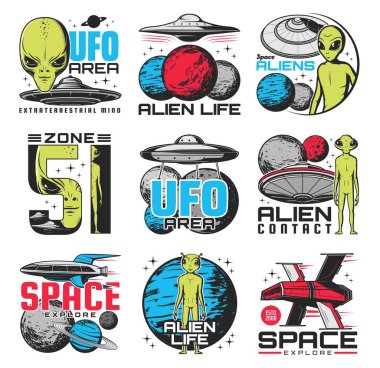 Uzaylılar, UFO alanı ve uzay mekikleri vektör retro simgeleri. Yeşil derisi ve kocaman gözleri olan dünya dışı bir varlık. Uzay gemisi ile uzay keşif etiketleri, gökyüzünde uçan daireler, yabancı bölge amblemleri.