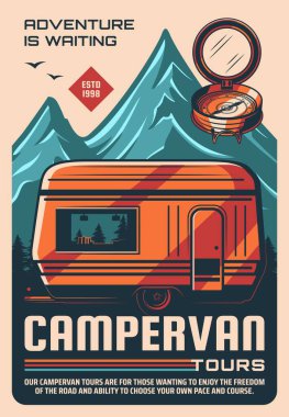 Campervan turlarının klasik posterleri. Açık hava eğlencesi ve turizm, eğlence amaçlı araç retro vektör pankartıyla gezi. Çekilebilir karavan veya küçük karavan, dağ tepeleri ve orman, eski pusula