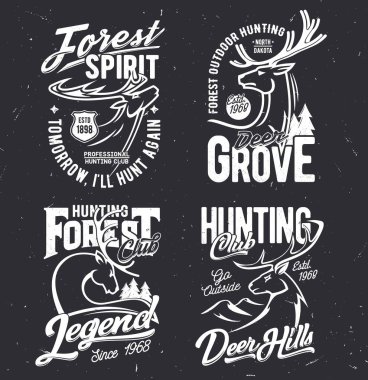 Avcılık kulübü için geyik vektör maskotlu tişört izleri. Siyah grunge arka planda ren geyiği. Açık hava macera takımı tişört baskılarını tek renkli geyikler ve izole tipografi etiketleriyle avlayın