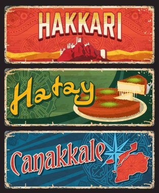 Hakkari, Hatay ve Çanakkale il, il plakaları, turistik Türk tarihi işaretleri taşıyıcı pankartları ve geleneksel turta, rüzgar gülü, kayalar ve İslami süslemeler. Retro grunge tahtaları, seyahat plakları ayarlandı