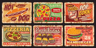Fast and street food klasik paslı plakalar. Sokak restoranı veya fast food kafe yemekleri teneke tabaklar veya tabaklar sosisli, pizza ve patlamış mısır, enchilada, hamburger etiketli retro fiyat etiketleri.