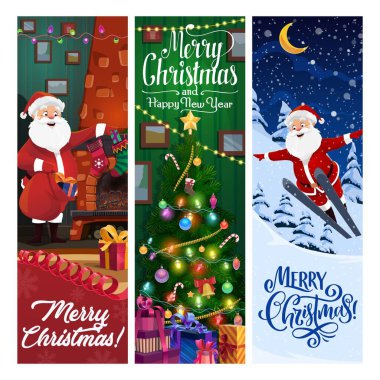 Noel tatili afişlerinde şöminenin yanında Noel Baba 'nın hediyeleri, ışıklarla ve hediyelerle süslenmiş ağaçlar ve karlı kış ormanlarında ay ve kar taneleriyle kayak yapan Noel Baba, vektör kartları.