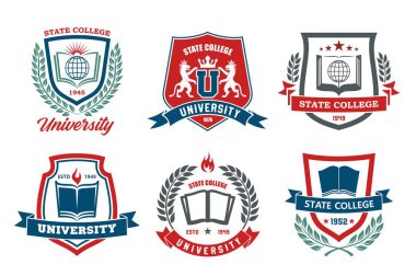 Üniversite, akademi ya da eğitim fakültesi kalkanları, vektör amblemleri. Açık kitap ve defne çelengi üniversite veya öğrenci akademisi rozetleri, meşale ateşi ve kurdeleli kraliyet hayvanları