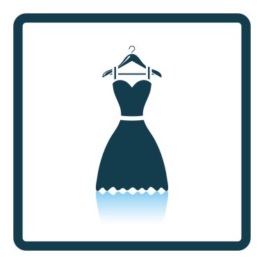 Omuz simgesini zarif elbise