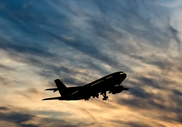 Silhouette eines Passagierjets — Stockvektor