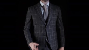 Yakışıklı iş adamı takım elbiseli ve elleri siyah arka planda izole bir şekilde rock 'n roll işareti gösteriyor. Ekose ceket giyen, ağır metal işareti gösteren beyaz bir adam.