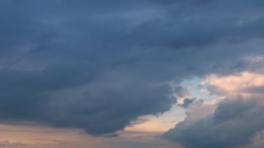Pofuduk kümülüs bulutları hızla hareket ediyor. Akşam gökyüzü, bulutlu cennet hareketli arka plan. Güzel yağmurlu bulutlar dönüşüyor. Bulutlar. Canlandırmayı ileri al ve geri sar