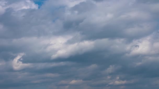 Fluffy cumulus clouds moving fast in time-lapse. Daylight, cloudy heaven motion background. Timelapse of beautiful clouds transforming in blue sky, cloudscape, cloud overhead — Stock Video