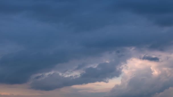 Fluffy cumulus moln rör sig snabbt i tiden-lapse. Kvällshimmel, molnig himmel rörelse bakgrund. Timelapse av vackra regniga moln förvandlas i himlen, molnlandskap, moln overhead — Stockvideo
