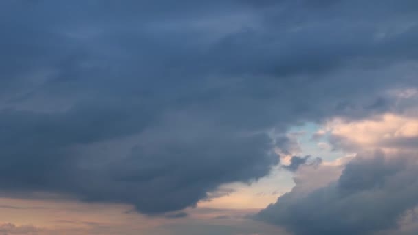 Chlupaté hromadné mraky se rychle pohybují v časové prodlevě. Večerní obloha, zatažené nebe, pohybující se pozadí. Včasná změna krásných deštivých mraků. Mrakoplaš. Animace smyčky vpřed a přetáčení — Stock video