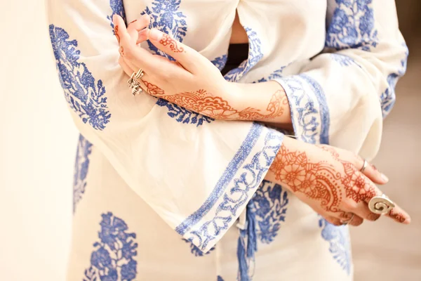 Tatuaje Mehndi. Manos de mujer con tatuajes de henna negra. India natio — Foto de Stock