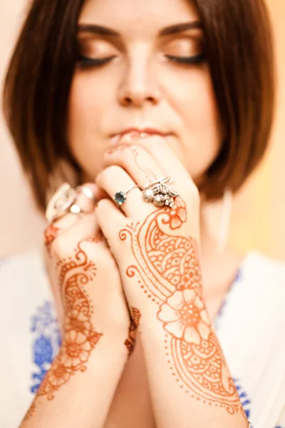 Mehndi tattoo. Woman Hands with black henna tattoos. India natio — стокове фото