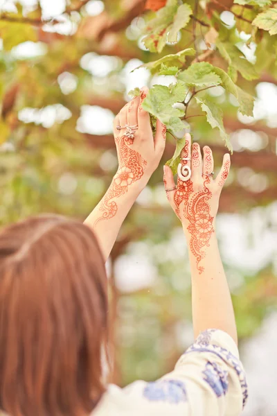 Tatuaggio di Mehndi. Mani da donna con tatuaggi all'hennè nero. India natio — Foto Stock