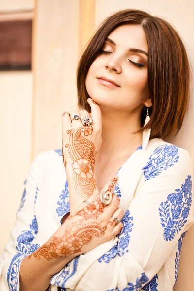 Mehndi tattoo. Woman Hands with black henna tattoos. India natio — стокове фото