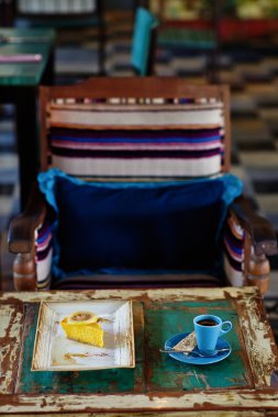 Limonlu cheesecake americano fincan beyaz tabakta