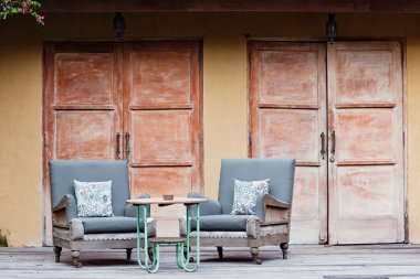 Günbatımı güzel tezgah sandalye ile açık veranda oturma