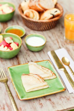 Kahve ve basit bir gıda ile bahçede kahvaltı. Bütün gün için iyi bir ruh hali.