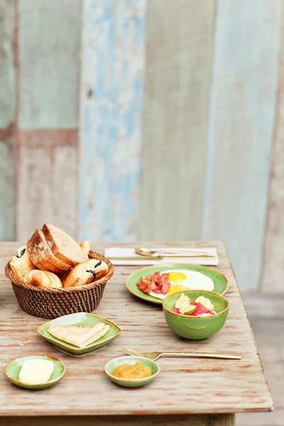 Colazione in giardino con caffè e cibo semplice. Buon umore per tutto il giorno . — Foto Stock