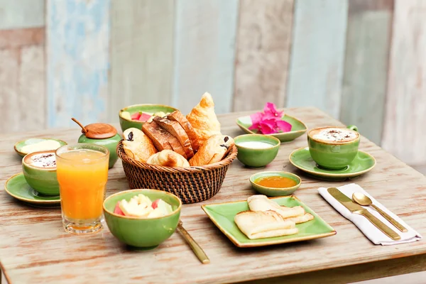 Colazione in giardino con caffè e cibo semplice. Buon umore per tutto il giorno . — Foto Stock