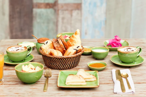 Colazione in giardino con caffè e cibo semplice. Buon umore per tutto il giorno . — Foto Stock