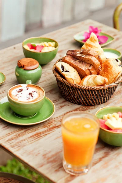 Colazione in giardino con caffè e cibo semplice. Buon umore per tutto il giorno . — Foto Stock