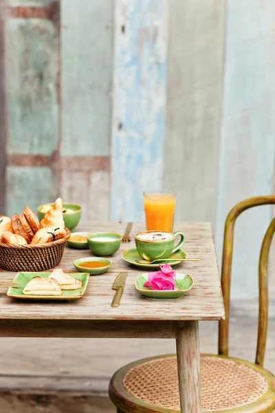 Colazione in giardino con caffè e cibo semplice. Buon umore per tutto il giorno . — Foto Stock