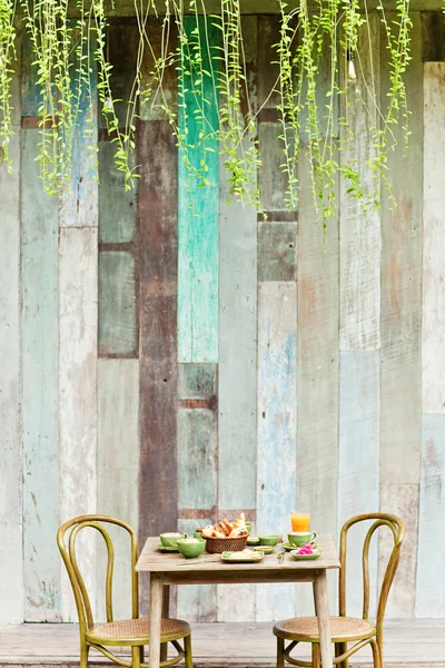 Завтрак в саду с кофе и простой едой. Хорошее настроение на весь день . — стоковое фото