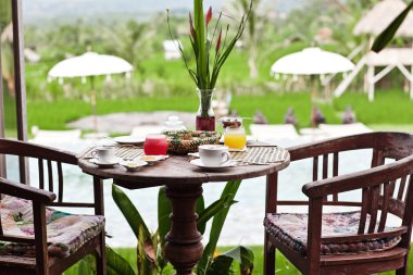 Verandada Perfrect yaz günü sağlıklı kahvaltı