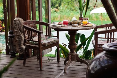 Verandada Perfrect yaz günü sağlıklı kahvaltı