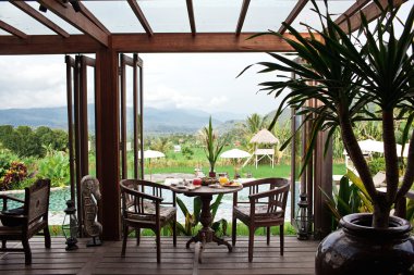 Verandada Perfrect yaz günü sağlıklı kahvaltı