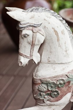 El yapımı ahşap zemin üzerinde duran tahta vintage beyaz at