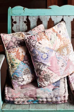 Dekoratif doğal kumaş yastık. Bali tarzı