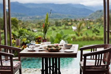Verandada Perfrect sağlıklı odaya yaz günü. Kızarmış yumurta, kapuçino, meyve ve müsli. Nefis ve lezzetli