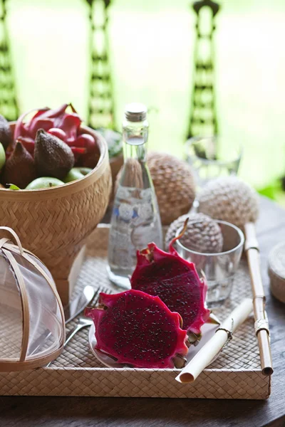 Fondo de fruta de dragón pitahaya rosa rebanado en trozos con festín —  Fotos de Stock