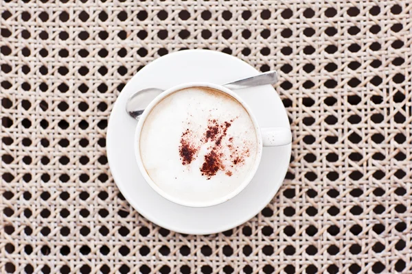 Fincan kapuçino, kahve, kahve beyaz hasır üzerinde — Stok fotoğraf