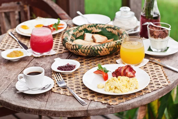 Perfrect healthy breakfast on patio in summer day — Stock Photo, Image