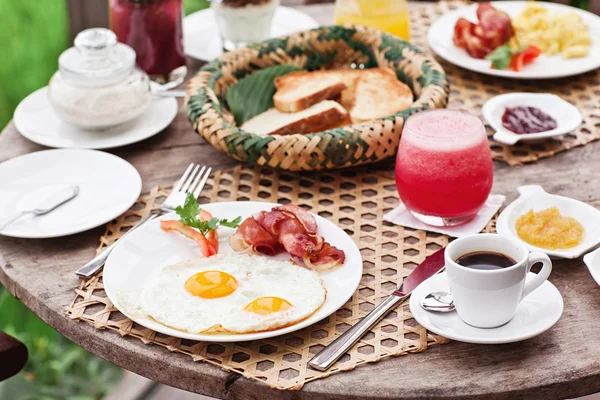 Perfecto desayuno saludable en el patio en el día de verano —  Fotos de Stock