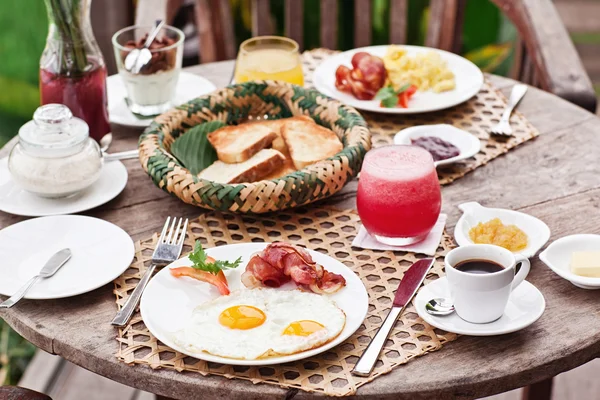 Perfrect healthy breakfast on patio in summer day — Stock Photo, Image