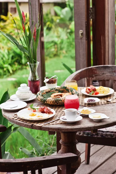 Perfetta colazione sana sul patio durante la giornata estiva — Foto Stock