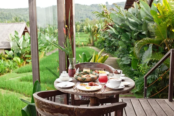 Dokonalé Zdravá snídaně na terase v letním dni — Stock fotografie