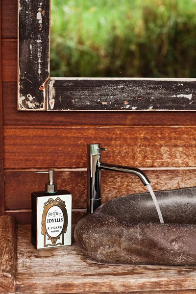 Buiten teller en stenen handen wassen met houten draagstructuur en m — Stockfoto