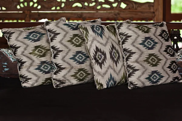 Декоративная подушка натуральная. Балийский стиль — стоковое фото