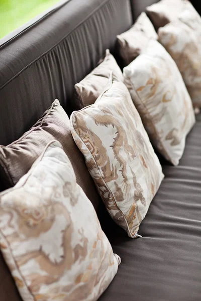 Dekoracyjne poduszki tkaniny naturalne. Balijski styl — Zdjęcie stockowe
