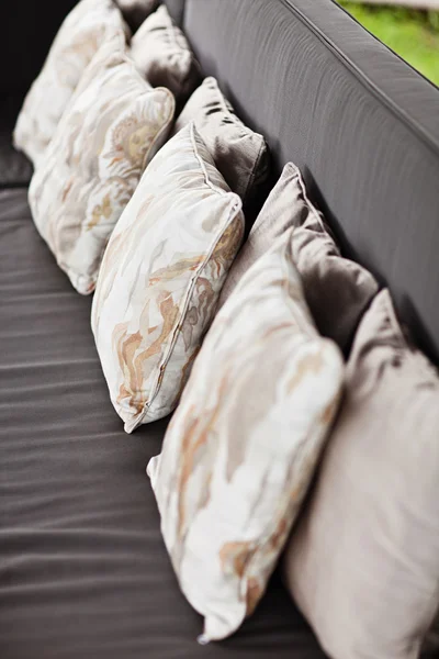 Dekoracyjne poduszki tkaniny naturalne. Balijski styl — Zdjęcie stockowe