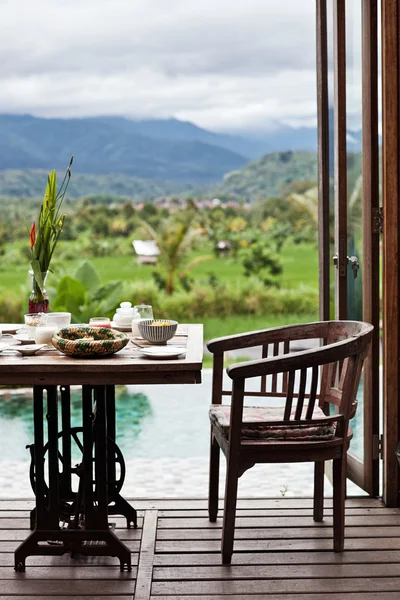 Verandada Perfrect sağlıklı odaya yaz günü. Kızarmış yumurta, kapuçino, meyve ve müsli. Nefis ve lezzetli