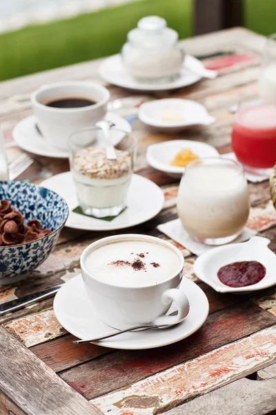 Perfrect gezond ontbijt op terras in zomerdag. Gebakken eieren, cappuccino, fruit en muesli. Lekker en heerlijk — Stockfoto