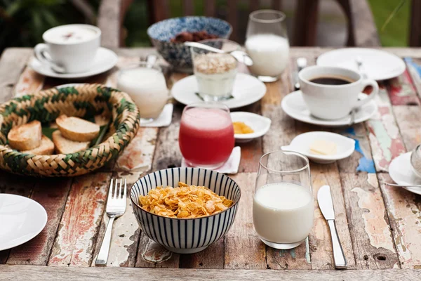 Perfetta colazione sana sul patio durante la giornata estiva. Uova fritte, cappuccino, frutta e muesli. Delizioso e delizioso — Foto Stock