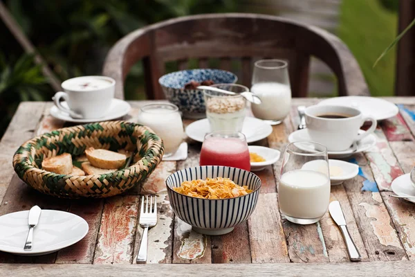 Perfrect café da manhã saudável no pátio no dia de verão. Ovos fritos, cappuccino, frutas e muesli. Delicioso e delicioso — Fotografia de Stock